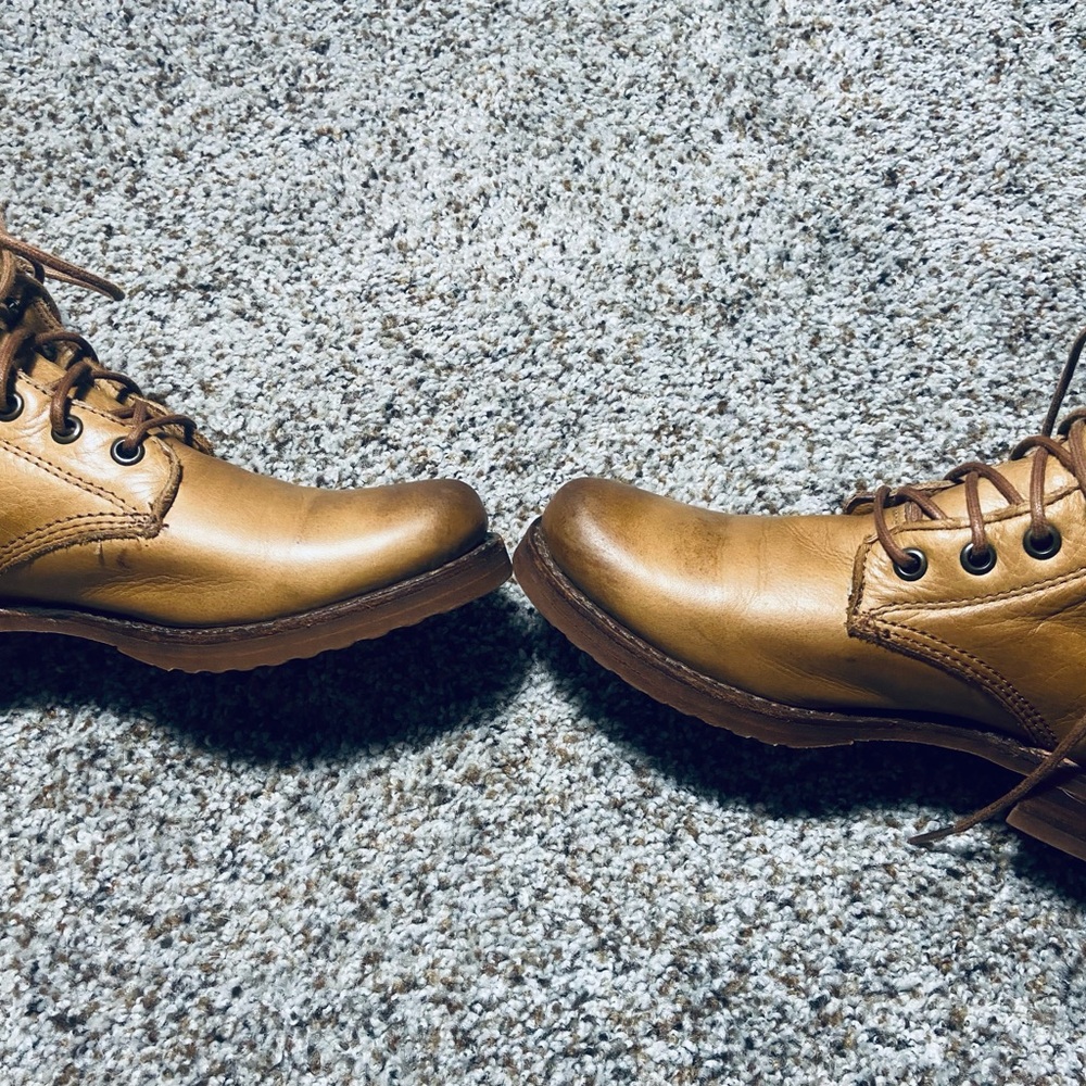 Frye Veronica 76276 Combat Boots in GREAT used condition
Size 6.5 - Picture 4 of 14